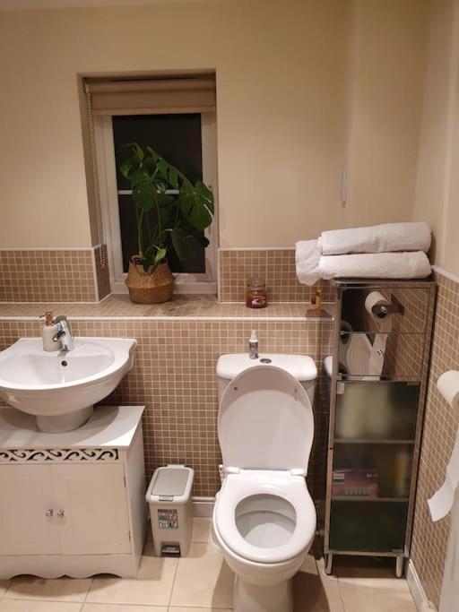 Beautiful Ensuite Room Уелингбъро Екстериор снимка