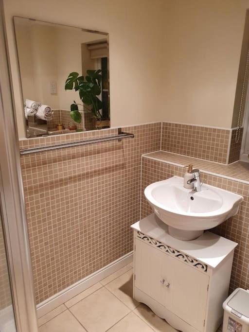 Beautiful Ensuite Room Уелингбъро Екстериор снимка