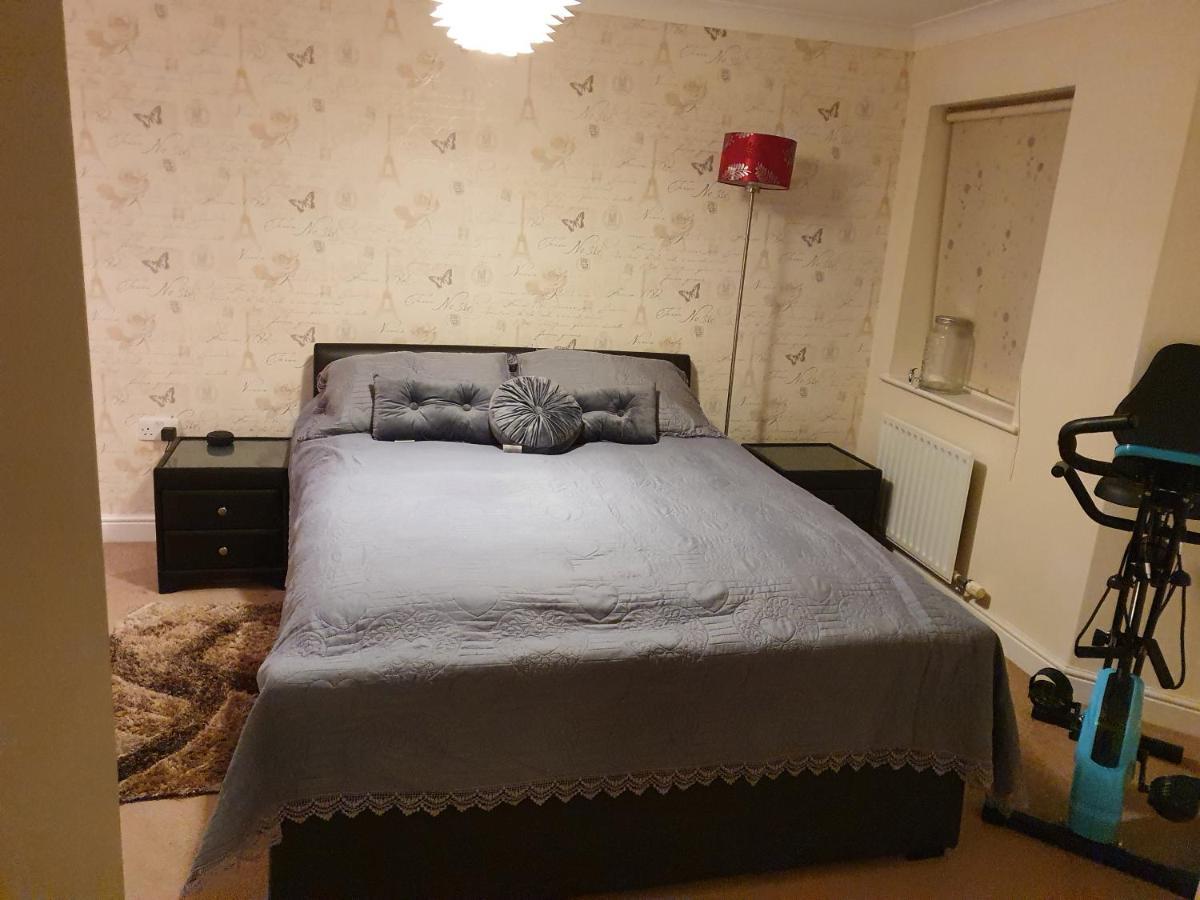 Beautiful Ensuite Room Уелингбъро Екстериор снимка